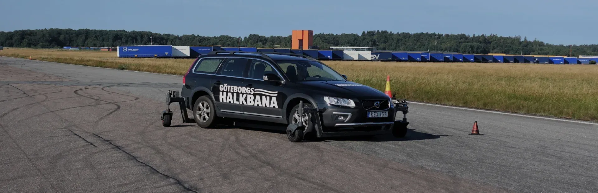 Göteborgs Halkbanas bil med stödhjul på halkbanan