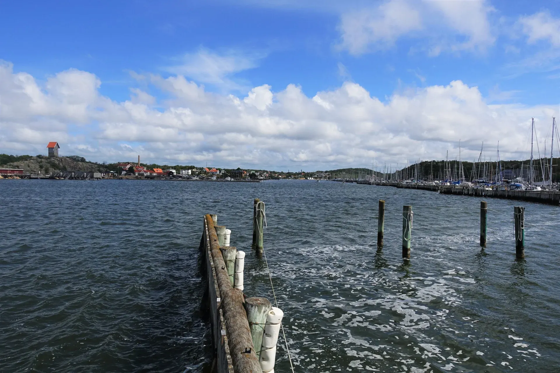 Bryggor och småbåtshamn vid havet i västra Göteborg