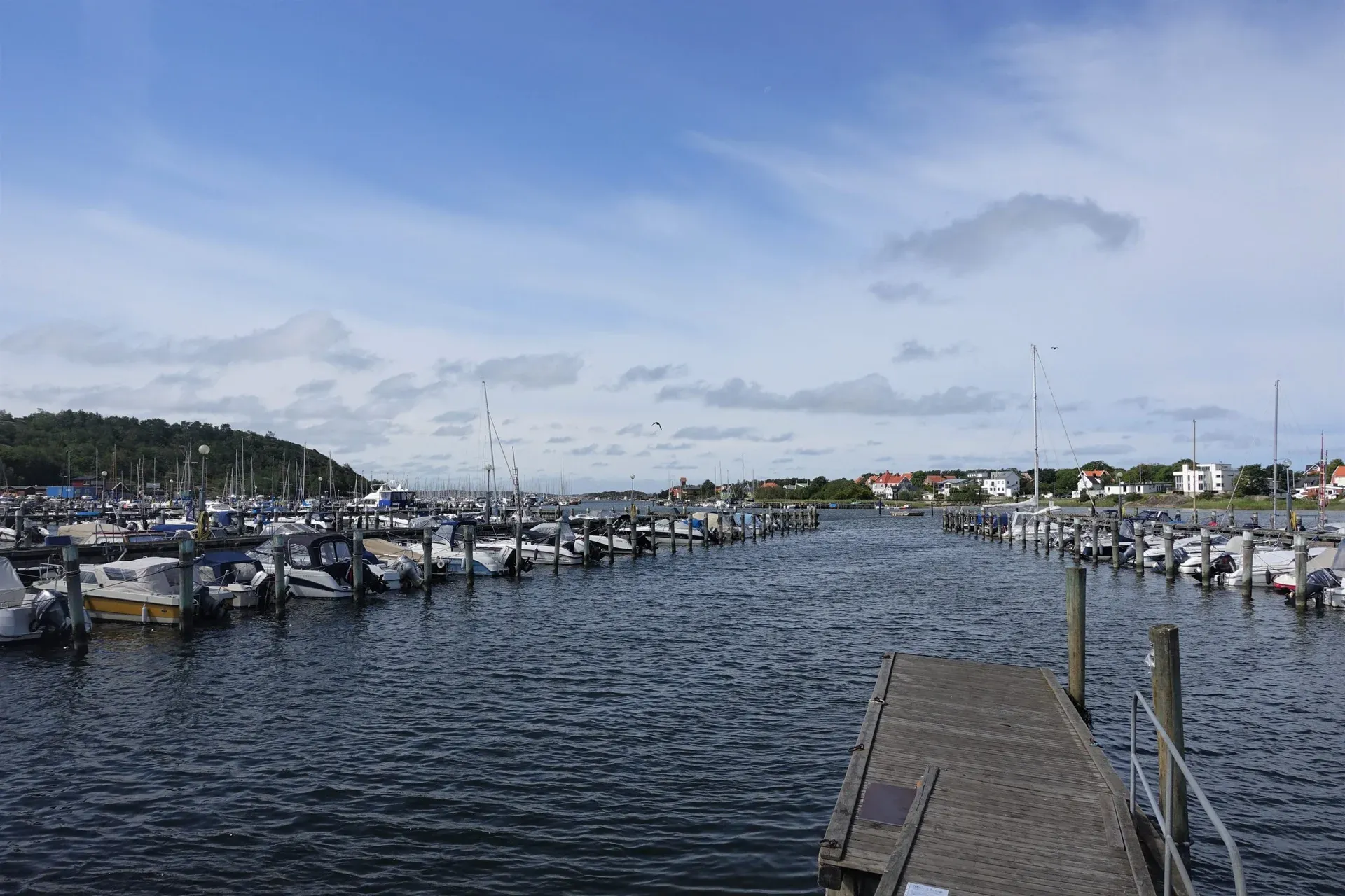 Båtar i hamnen en blåsig sommardag