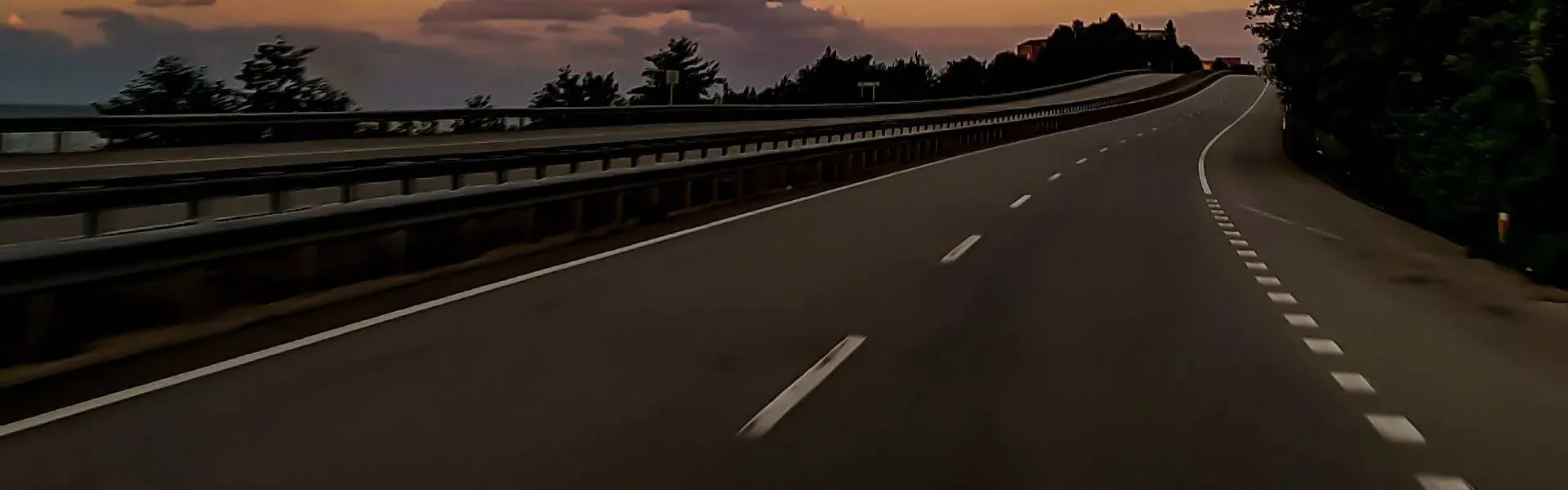 Motorväg i skymningsljus